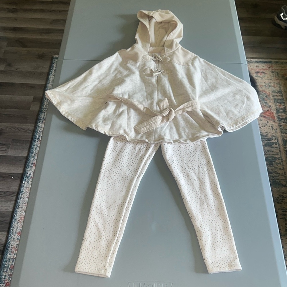 Shrinking Violet Girls Cute Cream Cape or Ponco w/ Cat & Jack Fleece Leggings 4T